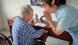 护士长：没事，这一万元我借给你！