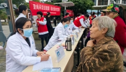 情暖重阳 健康同行 ——彭州市人民医院开展“重阳节”大型义诊活动